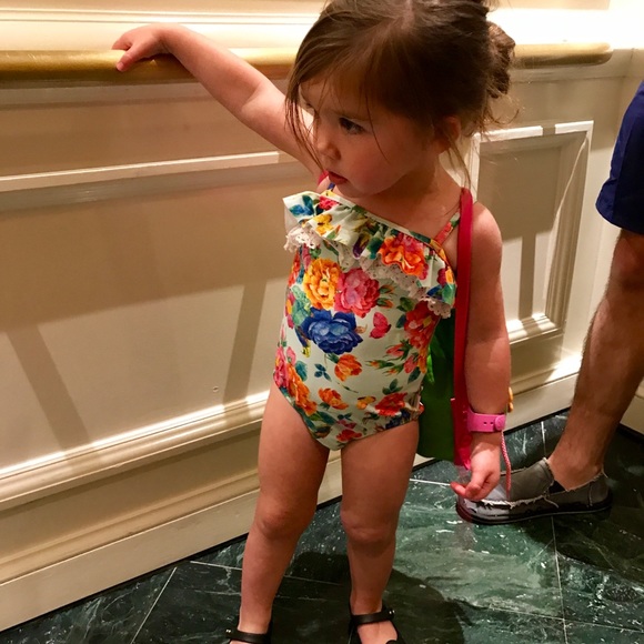 Meet your Posher, Caitlin - Picture 3 of 8